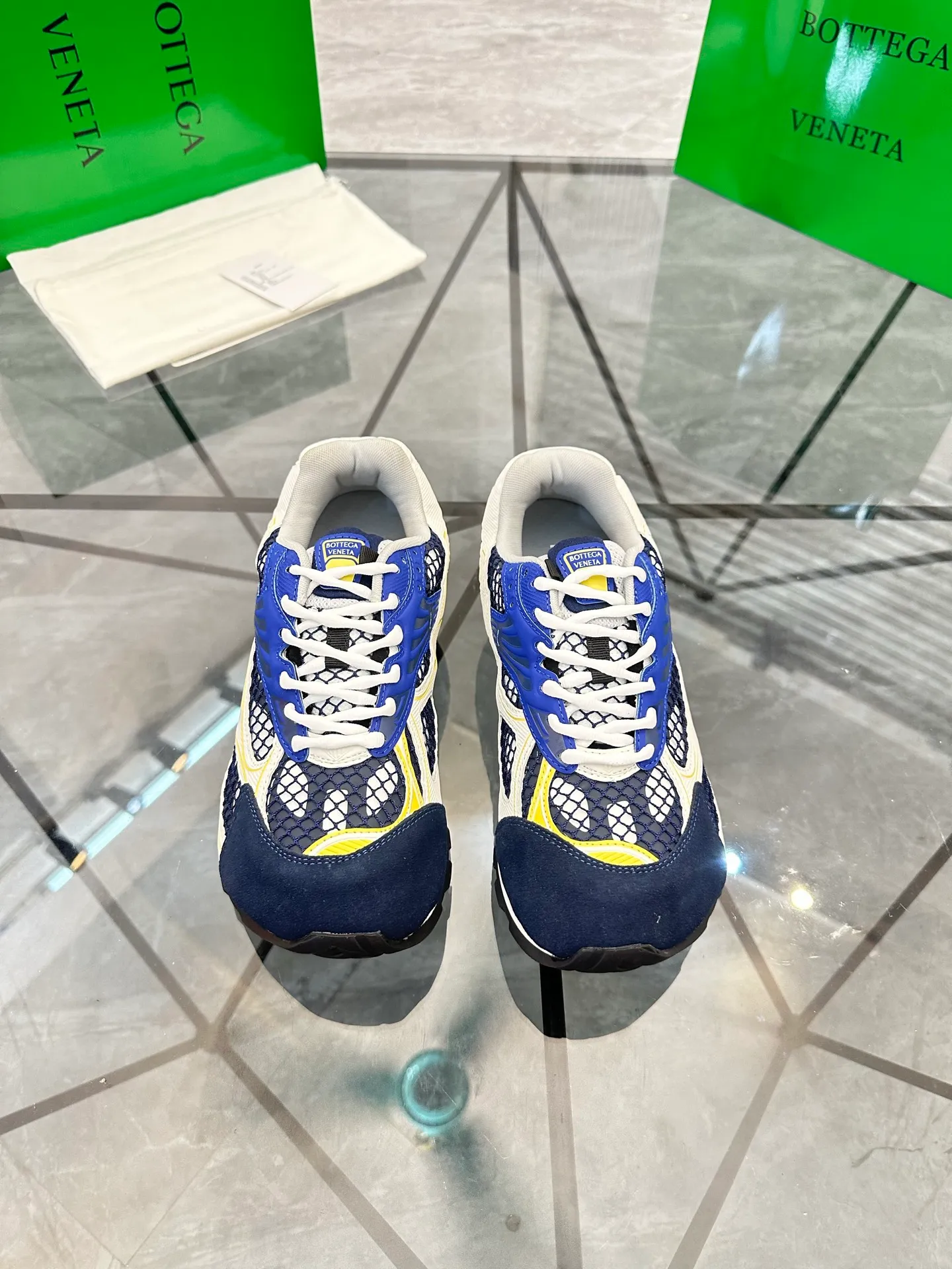 Factory men's shoes 💰: 620💰 (top version) BV Orbit sneakers Wang Yibo's same style couple's dad shoes Runner sneakers, made of lightweight technical mesh fabric. Matched with geometric pattern designed rubber outsole Wang Zha series high version Look for the package craftsmanship The actual height is much higher, but the legs are still slim. Very nice and playable and durable Matching to the standard 💯 Package shoe technology Look for the high version The outsole is made of color-blocked TPU outsole Women's model 35 36 37 38 39 40 41 (40 41 customized) Men's model 38 39 40 41 42 43 44 45. (Customized size 38 45.46) No. H345